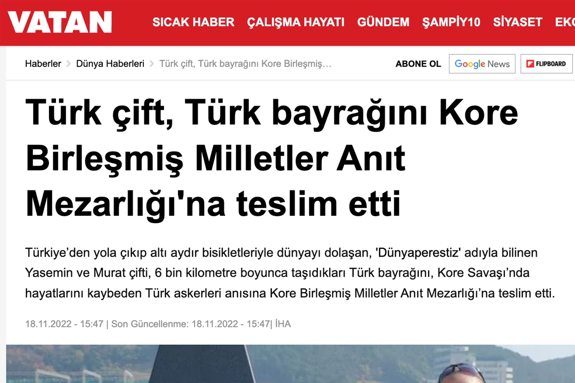 Türk çift, Türk bayrağını Kore Birleşmiş Milletler Anıt Mezarlığı'na teslim etti
